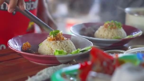 Carne Búfalo Com Arroz Carne Cozida Coberta Com Arroz — Vídeo de Stock