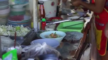Sıcak erişte tenceresinin üzerinde paslanmaz çelik süzgeç. Akitchen 'de kaynayan buhardan beyaz duman çıkıyor. Tayland sokak yemekleri.