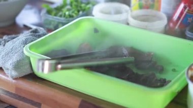 Sıcak erişte tenceresinin üzerinde paslanmaz çelik süzgeç. Akitchen 'de kaynayan buhardan beyaz duman çıkıyor. Tayland sokak yemekleri.