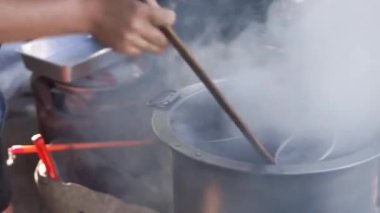 Sıcak erişte tenceresinin üzerinde paslanmaz çelik süzgeç. Akitchen 'de kaynayan buhardan beyaz duman çıkıyor. Tayland sokak yemekleri.