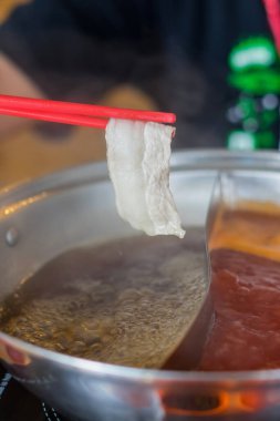 Shabu, bir tencereye güzelce yerleştirilmiş, servise hazır.