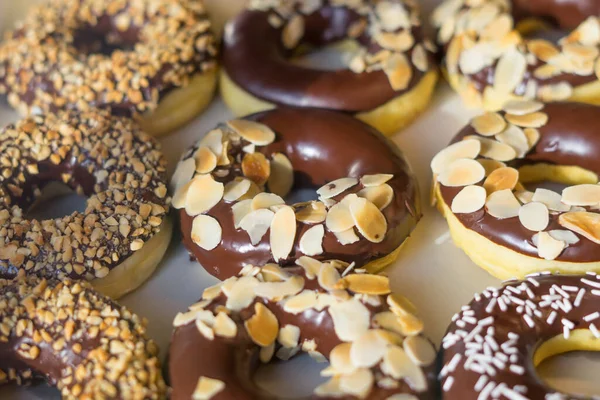 Ahşap arka planda reçelli lezzetli çörekler - Hanuka kutlaması konsepti