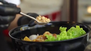 Sıcak erişte tenceresinin üzerinde paslanmaz çelik süzgeç. Akitchen 'de kaynayan buhardan beyaz duman çıkıyor. Tayland sokak yemekleri.