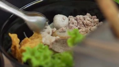 Sıcak erişte tenceresinin üzerinde paslanmaz çelik süzgeç. Akitchen 'de kaynayan buhardan beyaz duman çıkıyor. Tayland sokak yemekleri.