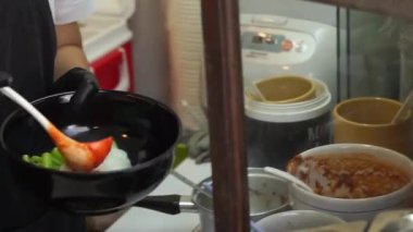 Sıcak erişte tenceresinin üzerinde paslanmaz çelik süzgeç. Akitchen 'de kaynayan buhardan beyaz duman çıkıyor. Tayland sokak yemekleri.