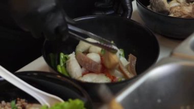 Sıcak erişte tenceresinin üzerinde paslanmaz çelik süzgeç. Akitchen 'de kaynayan buhardan beyaz duman çıkıyor. Tayland sokak yemekleri.