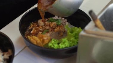 Sıcak erişte tenceresinin üzerinde paslanmaz çelik süzgeç. Akitchen 'de kaynayan buhardan beyaz duman çıkıyor. Tayland sokak yemekleri.