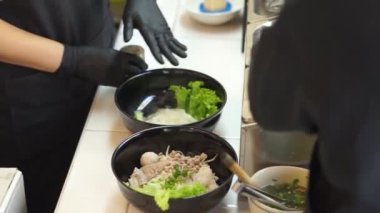 Sıcak erişte tenceresinin üzerinde paslanmaz çelik süzgeç. Akitchen 'de kaynayan buhardan beyaz duman çıkıyor. Tayland sokak yemekleri.
