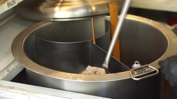 Roestvrij Stalen Zeef Hete Noodle Pot Met Witte Rook Van — Stockvideo