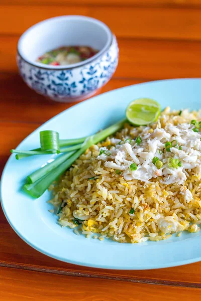 Küche Und Essen Teller Mit Gebratenem Krabbenreis Der Normalerweise Mit — Stockfoto