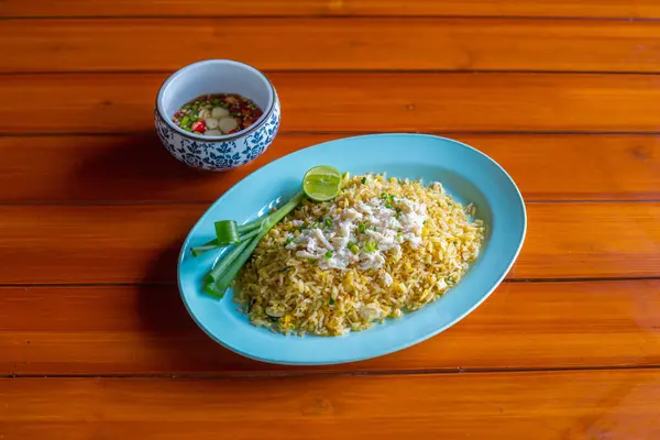 Masakan Dan Makanan Lempeng Kepiting Nasi Goreng Biasanya Disajikan Dengan — Stok Foto