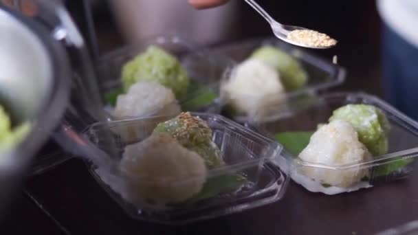 泰国传统的甜点很好吃 蛋奶加椰奶在上面的糯米上 — 图库视频影像