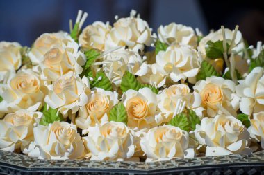 Sandal ağacı çiçekleri mısır kabuklarından yapılır. Tayland 'da geleneksel Budist cenazelerinde kullanılır.