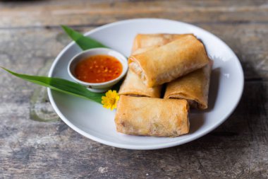 Kızarmış börek, Por Pieer Tod veya kızarmış börek (Tayland böreği) Tayland ve Çin 'de popüler olan aperatifler