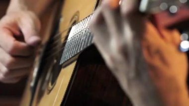 müzik enstrümanları konsepti - gitar ensesi müzik çalarken yakın çekim