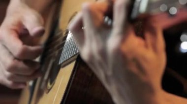 müzik enstrümanları konsepti - gitar ensesi müzik çalarken yakın çekim