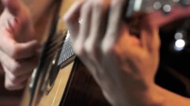 müzik enstrümanları konsepti - gitar ensesi müzik çalarken yakın çekim