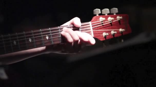 Musikaliska Instrument Koncept Närbild Hand Med Gitarr Hals Spela Musik — Stockvideo