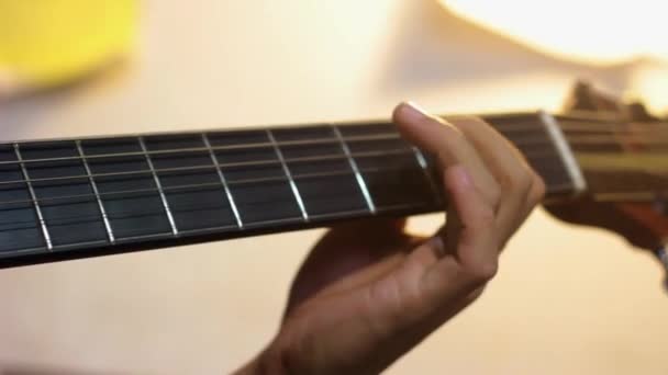 Musikaliska Instrument Koncept Närbild Hand Med Gitarr Hals Spela Musik — Stockvideo