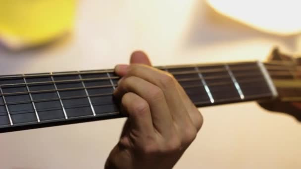 Musikaliska Instrument Koncept Närbild Hand Med Gitarr Hals Spela Musik — Stockvideo