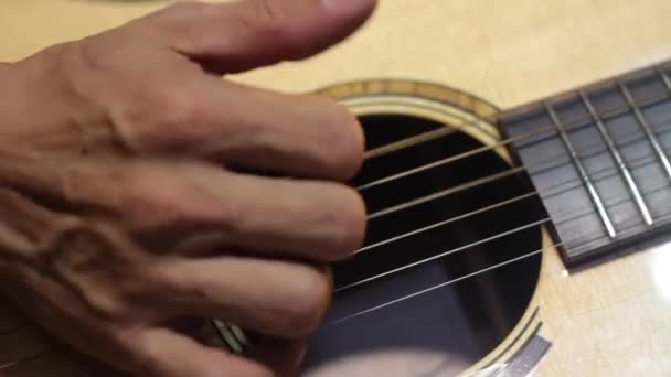 Concepto Instrumentos Musicales Primer Plano Mano Con Cuello Guitarra Tocando — Vídeos de Stock