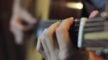 müzik enstrümanları konsepti - gitar ensesi müzik çalarken yakın çekim