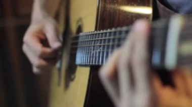 müzik enstrümanları konsepti - gitar ensesi müzik çalarken yakın çekim