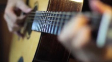 müzik enstrümanları konsepti - gitar ensesi müzik çalarken yakın çekim