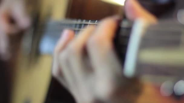 Concept Μουσικών Οργάνων Close Χέρι Λαιμό Κιθάρας Παίζει Μουσική — Αρχείο Βίντεο