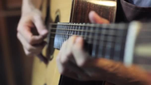 Concepto Instrumentos Musicales Primer Plano Mano Con Cuello Guitarra Tocando — Vídeo de stock
