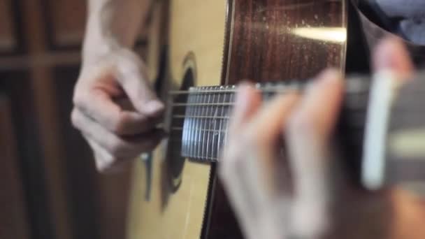 Müzik Enstrümanları Konsepti Gitar Ensesi Müzik Çalarken Yakın Çekim — Stok video