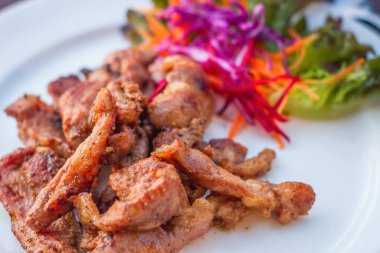 Neur Dad Diew (Tayland Kızarmış Güneş Kurutulmuş Bifteği) baharatlı soslu