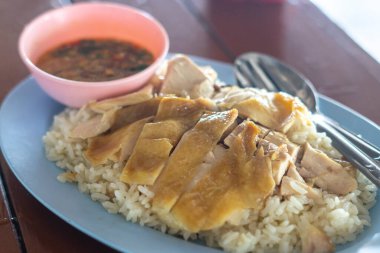 Hainese tavuğu pilavı ya da pilav buğulaması Asya 'da popüler olan Çin yemeğidir.