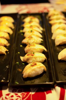 Siyah arka planda Japon yemeği sarıkuyruklu nigiri 