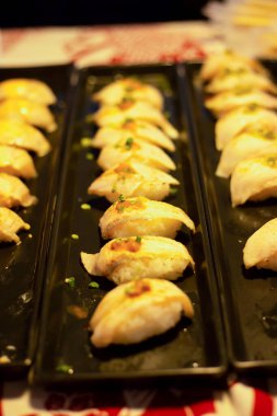 Siyah arka planda Japon yemeği sarıkuyruklu nigiri 