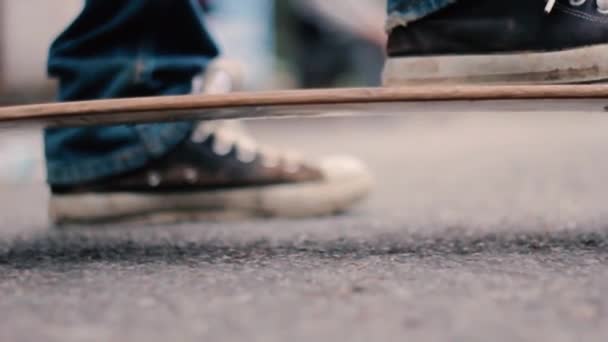 一个穿着黑色运动鞋和蓝色裤子 穿着滑板的时髦男人的剪影 — 图库视频影像