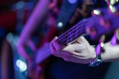 Tanınmaz halde. Konserde elektro gitarın tellerini koparmak.
