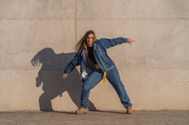 Genç bir kadın kameraya bakarken vücudunu hareket ettiriyor.