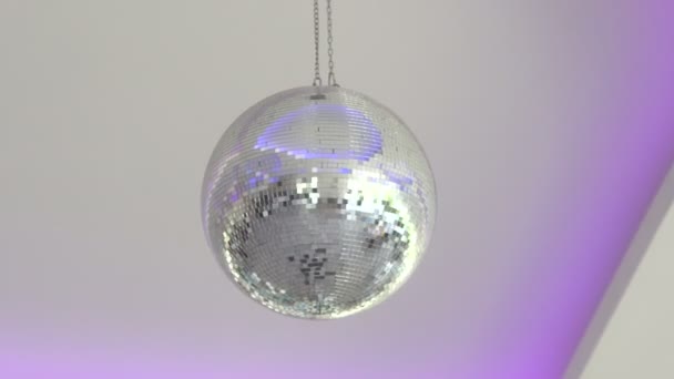 旋转迪斯科镜面球 旋转着闪闪发光的迪斯科球 夜间派对的概念 — 图库视频影像