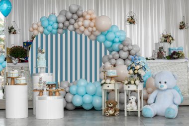 Doğum günün kutlu olsun! Parlak ışıklı çocuk dekorasyonu, doğum günü çelengi, farklı renkte balonlar. Madalyalı fotoğraf bölgesi. Şenlikli dekoratif öğeler, fotoğraf alanı