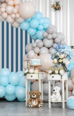 Doğum günün kutlu olsun! Parlak ışıklı çocuk dekorasyonu, doğum günü çelengi, farklı renkte balonlar. Madalyalı fotoğraf bölgesi. Şenlikli dekoratif öğeler, fotoğraf alanı