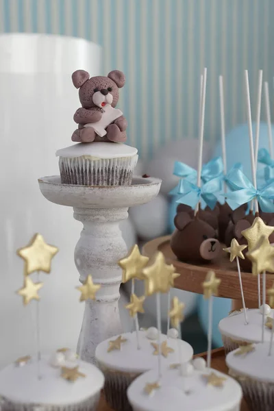 Dekorationsdetails Einer Geburtstagstorte Für Kleine Jungen Blau Und Weiß Teddybär — Stockfoto