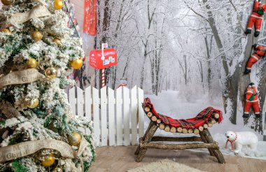 Kış Noel manzarası. Stüdyoda yeni yıl manzarası. Noel arkaplanı fotoğraf çekimi için dekore edildi. Fotoğraf stüdyosunun arka planı. Kopya alanı olan Noel manzarası