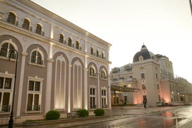 Üsküp, Kuzey Makedonya - 21 Haziran 2021: Makedonya Mücadele Müzesi manzarası. Üsküp 'teki Ulusal Tiyatro Manzarası