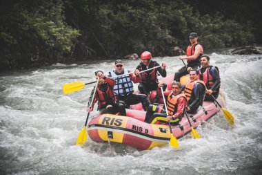 Tara, Karadağ - 01 Haziran 2019: Karadağ 'da Tara Nehri raftingi profesyonel pilotu olan farklı uyruklu turistler grubu