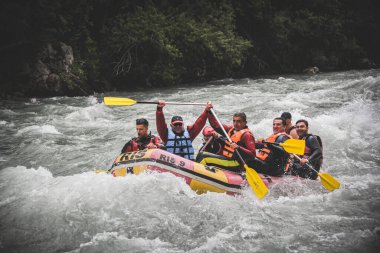 Tara, Karadağ - 01 Haziran 2019: Karadağ 'da Tara Nehri raftingi profesyonel pilotu olan farklı uyruklu turistler grubu