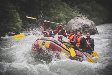 Tara, Karadağ - 01 Haziran 2019: Karadağ 'da Tara Nehri raftingi profesyonel pilotu olan farklı uyruklu turistler grubu