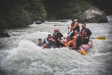 Tara, Karadağ - 01 Haziran 2019: Karadağ 'da Tara Nehri raftingi profesyonel pilotu olan farklı uyruklu turistler grubu