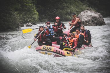 Tara, Karadağ - 01 Haziran 2019: Karadağ 'da Tara Nehri raftingi profesyonel pilotu olan farklı uyruklu turistler grubu