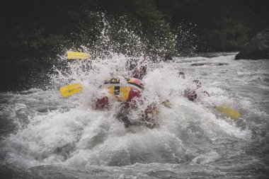Tara, Karadağ - 01 Haziran 2019: Karadağ 'da Tara Nehri raftingi profesyonel pilotu olan farklı uyruklu turistler grubu